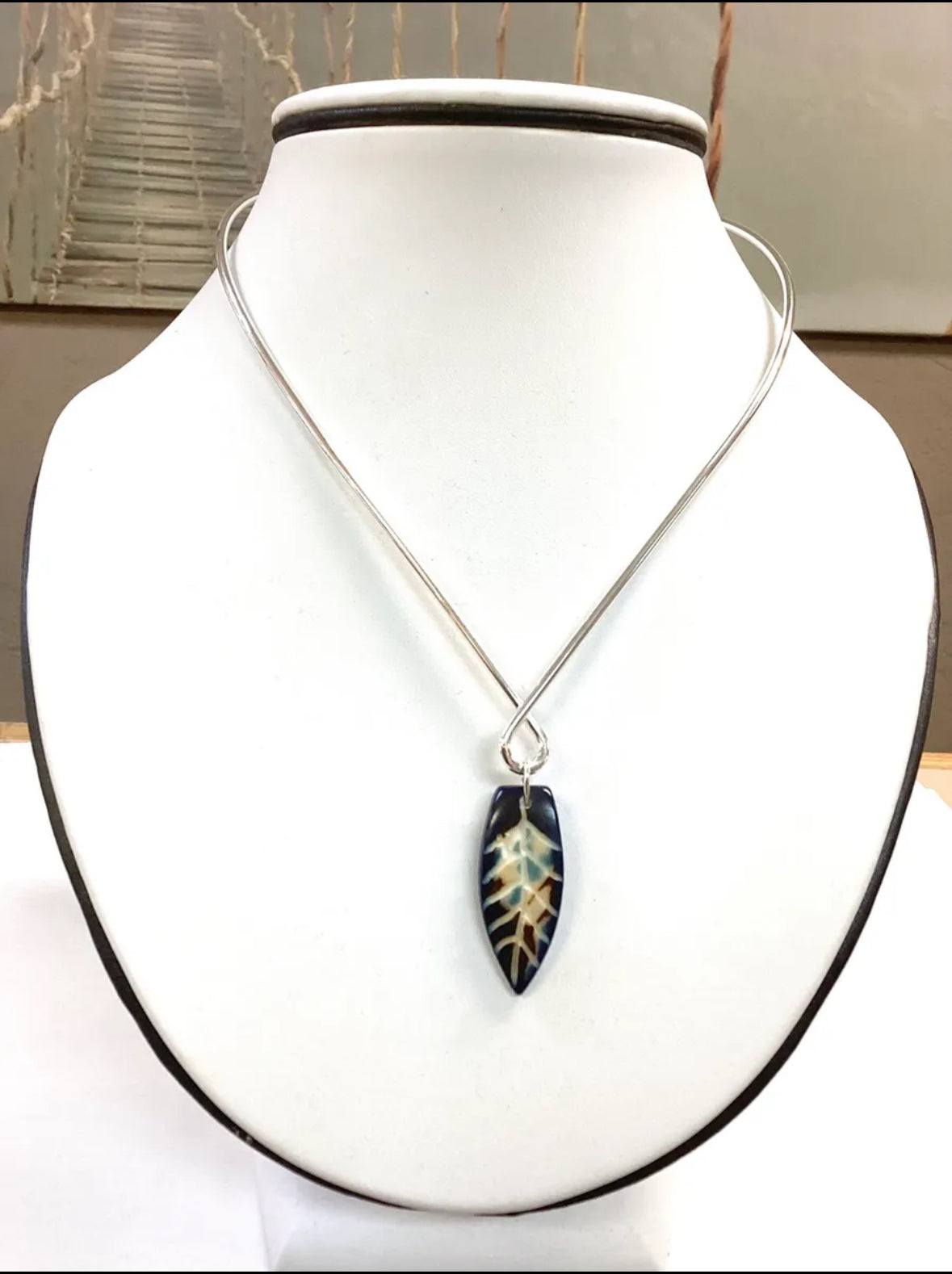 Chocker, teardrop. Color over the grain of the nut