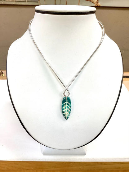 Chocker, teardrop. Color over the grain of the nut