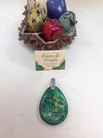 Pendant with the grain of the nut