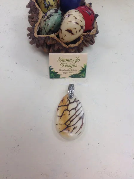 Pendant with the grain of the nut