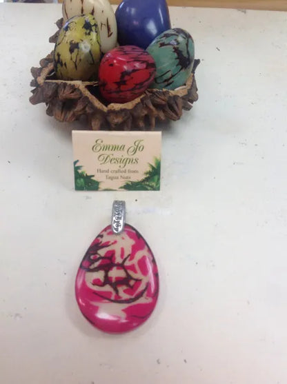 Pendant with the grain of the nut