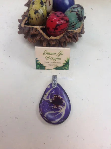 Pendant with the grain of the nut