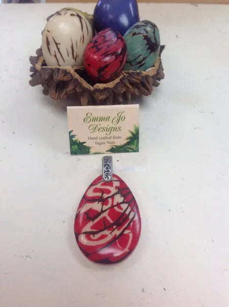 Pendant with the grain of the nut