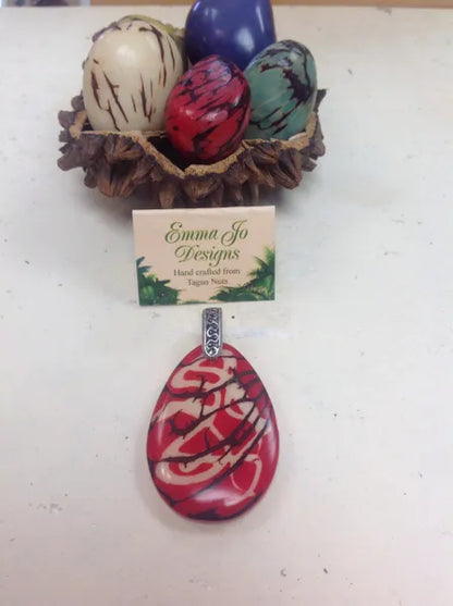 Pendant with the grain of the nut