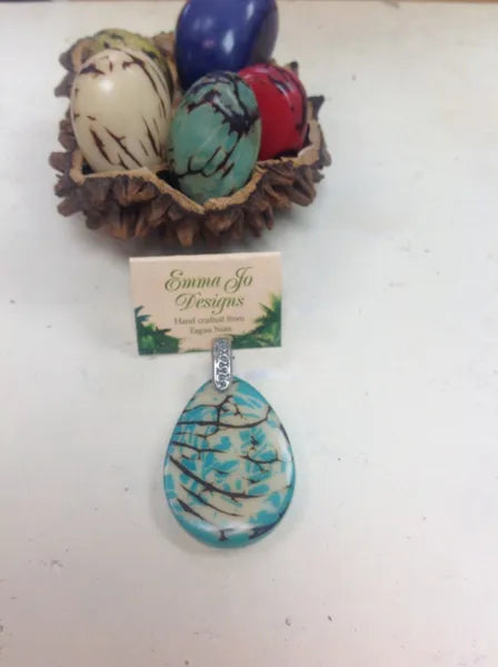 Pendant with the grain of the nut